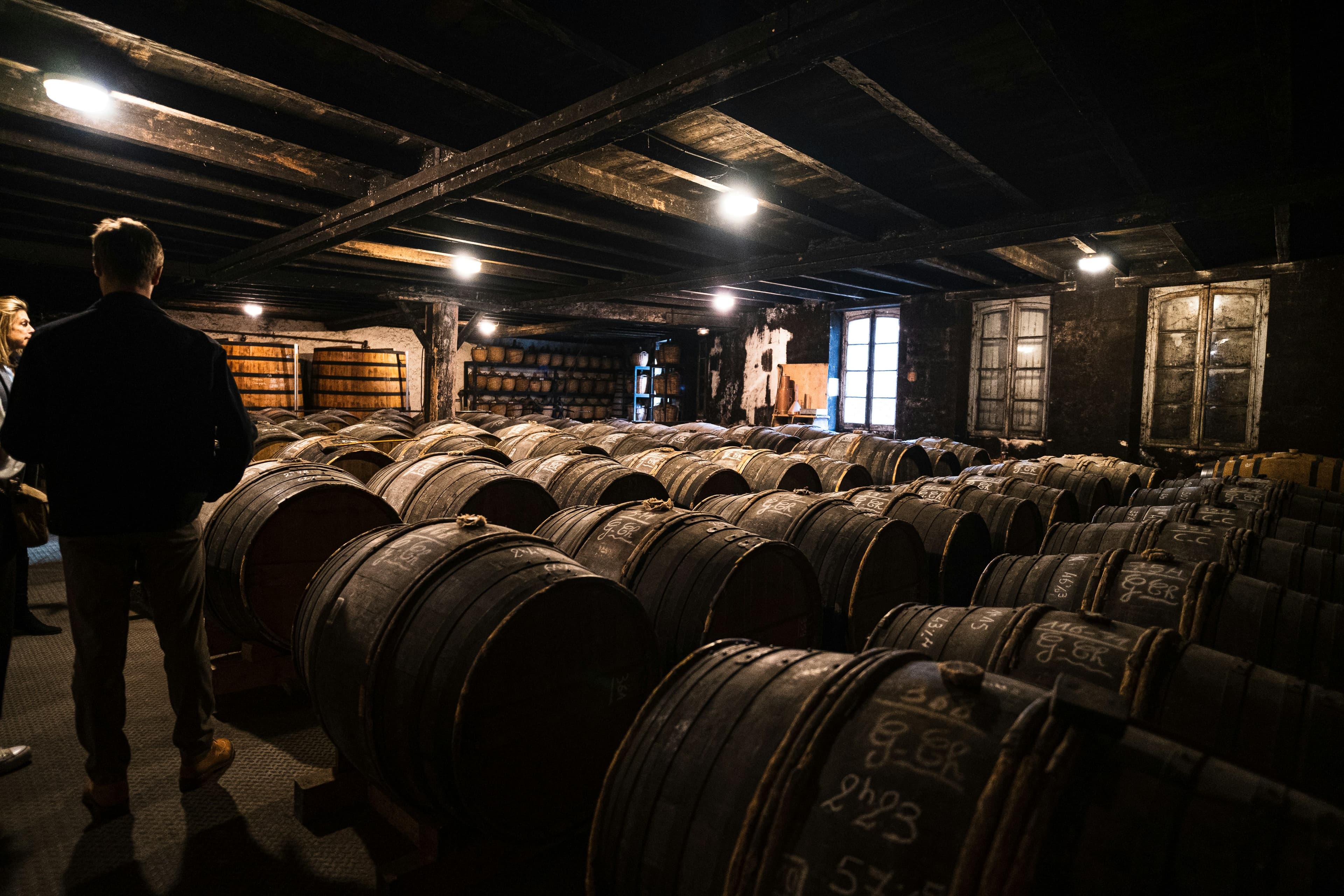 Winzer im Fasskeller